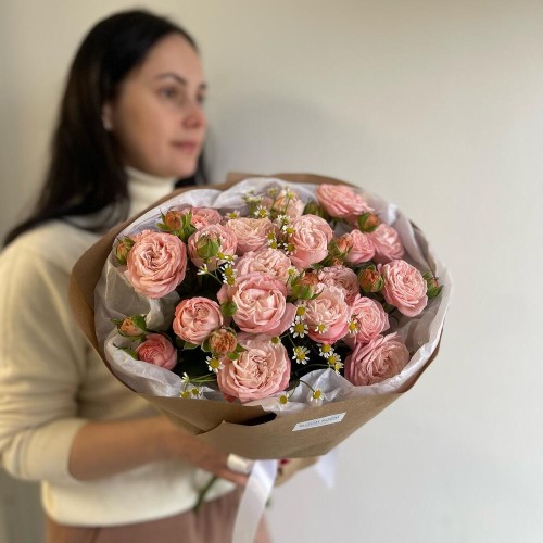 Букет для нежных из пионовидной кустовой розы и танацетума в крафтовой упаковке