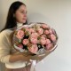 Букет для нежных из пионовидной кустовой розы и танацетума в крафтовой упаковке