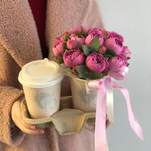 Композиция «кофе и цветы» с пион розой
