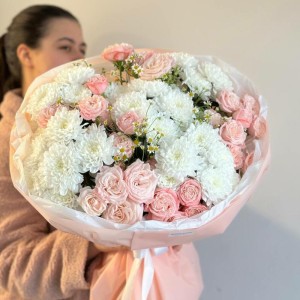 Пышный букет из хризантем, кустовой розы и танацетума