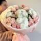 Пышный букет из хризантем, кустовой розы и танацетума