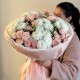 Пышный букет из хризантем, кустовой розы и танацетума