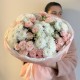 Пышный букет из хризантем, кустовой розы и танацетума