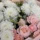 Пышный букет из хризантем, кустовой розы и танацетума