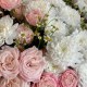 Пышный букет из хризантем, кустовой розы и танацетума