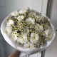 Летний сборный букет из кустовых хризантем и полевых ромашек в стильном оформлении