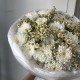 Летний сборный букет из кустовых хризантем и полевых ромашек в стильном оформлении