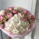 Авторский букет из нежных розовых пионовидных роз, гортензии, ромашки и диантуса в дизайнерском оформлении