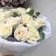 Чудесные облако из белых роз с эвкалиптом