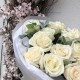 Чудесные облако из белых роз с эвкалиптом