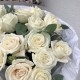 Чудесные облако из белых роз с эвкалиптом