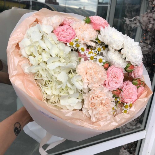 Волшебный букет «Bloom Room» с кустовыми розами и гортензией