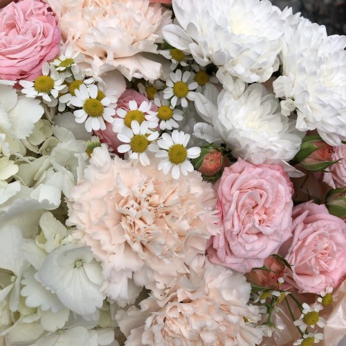 Волшебный букет «Bloom Room» с кустовыми розами и гортензией