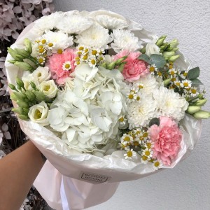 Потрясающий букет «Bloom Room» с белой гортензией, эустомой и хризантемами