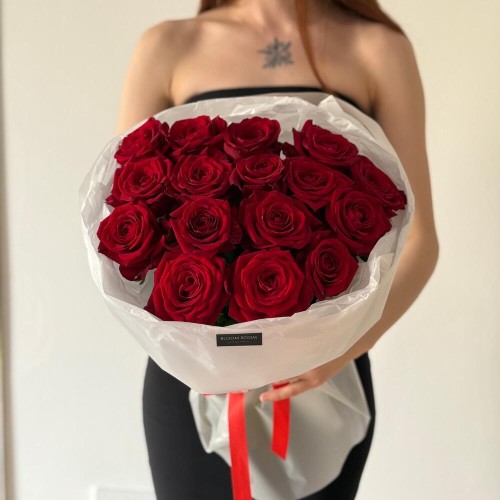 Шикарный букет bloom room с красными розами