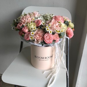 Композиция в коробке «Bloom Room» из гортензии, пионовидных кустовых роз, диантуса, ромашек и эвкалипта