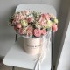 Композиция в коробке «Bloom Room» из гортензии, пионовидных кустовых роз, диантуса, ромашек и эвкалипта