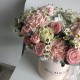 Композиция в коробке «Bloom Room» из гортензии, пионовидных кустовых роз, диантуса, ромашек и эвкалипта