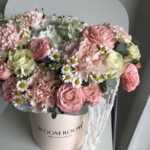 Композиция в коробке «Bloom Room» из гортензии, пионовидных кустовых роз, диантуса, ромашек и эвкалипта