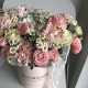 Композиция в коробке «Bloom Room» из гортензии, пионовидных кустовых роз, диантуса, ромашек и эвкалипта