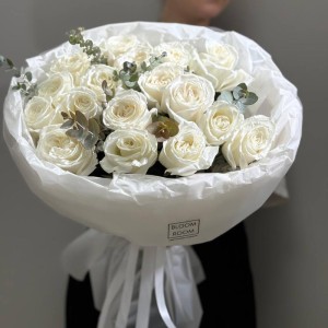 Букет « Лунная нежность» Bloom room из белых роз и эвкалипта
