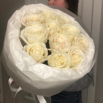 11 белых роз в букете Bloom Room
