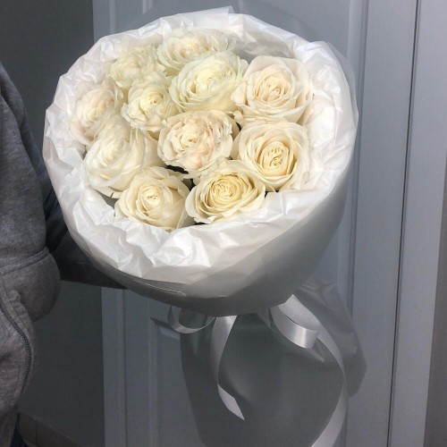 11 белых роз в букете Bloom Room