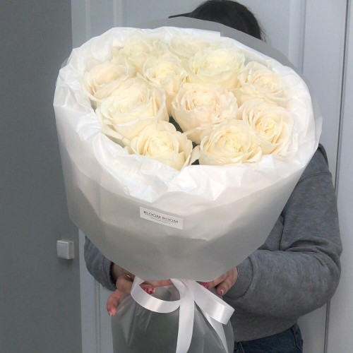11 белых роз в букете Bloom Room