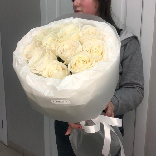 11 белых роз в букете Bloom Room