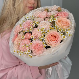Дофаминовый букет Bloom room  из ромашек, роз и диантусов