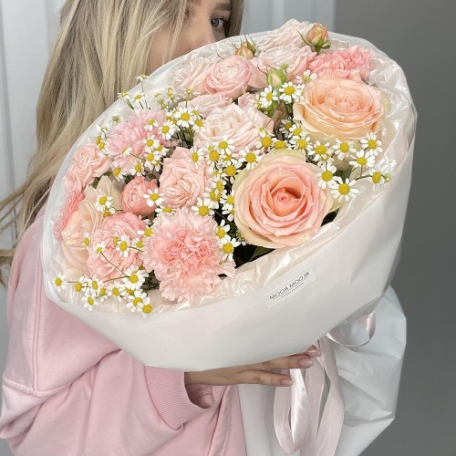 Дофаминовый букет Bloom room  из ромашек, роз и диантусов