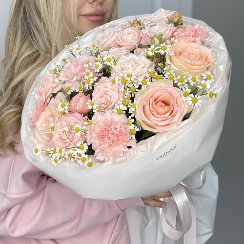 Дофаминовый букет Bloom room  из ромашек, роз и диантусов
