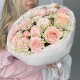 Дофаминовый букет Bloom room  из ромашек, роз и диантусов