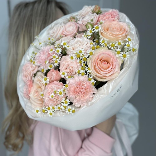 Дофаминовый букет Bloom room  из ромашек, роз и диантусов