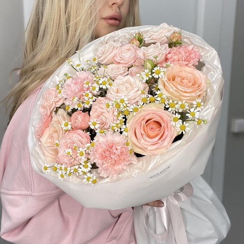 Дофаминовый букет Bloom room  из ромашек, роз и диантусов