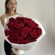 Премиум букет «bloom room» из 51 красной розы + подарок от Vivienne Sabo — румяна MACARON