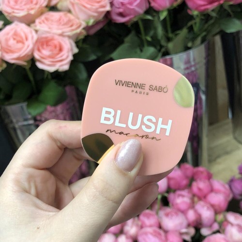 Премиум букет «bloom room» из 51 красной розы + подарок от Vivienne Sabo — румяна MACARON