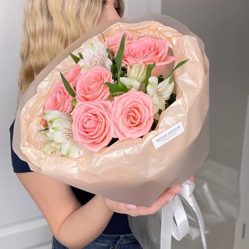 Нежная роза и альстромерии в букете Bloom Room