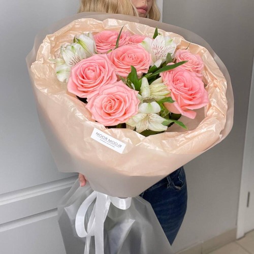 Нежная роза и альстромерии в букете Bloom Room