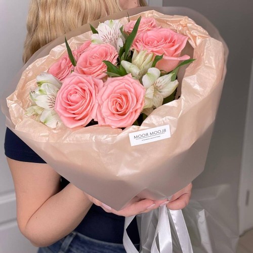 Нежная роза и альстромерии в букете Bloom Room