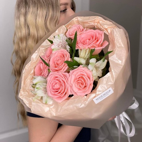 Нежная роза и альстромерии в букете Bloom Room