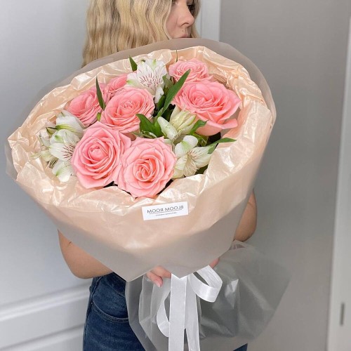 Нежная роза и альстромерии в букете Bloom Room