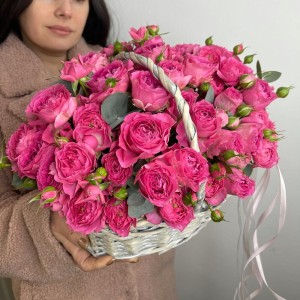 Корзина «M» с пионовидной кусотовой розой  + подарок от Vivienne Sabo — румяна MACARON