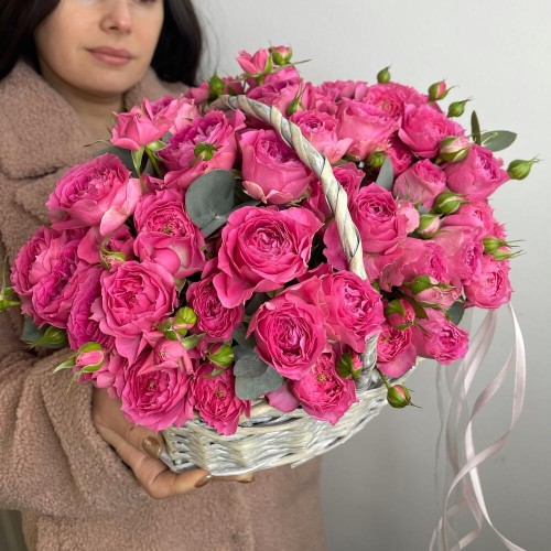 Корзина «M» с пионовидной кусотовой розой  + подарок от Vivienne Sabo — румяна MACARON