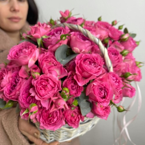Корзина «M» с пионовидной кусотовой розой  + подарок от Vivienne Sabo — румяна MACARON
