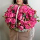 Корзина «M» с пионовидной кусотовой розой  + подарок от Vivienne Sabo — румяна MACARON