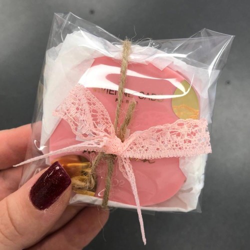 Корзина «M» с пионовидной кусотовой розой  + подарок от Vivienne Sabo — румяна MACARON