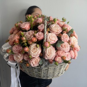 Корзина «XL» c пионовидной розой Мадам бомбастик + подарок от Vivienne Sabo — румяна MACARON