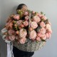Корзина «XL» c пионовидной розой Мадам бомбастик + подарок от Vivienne Sabo — румяна MACARON