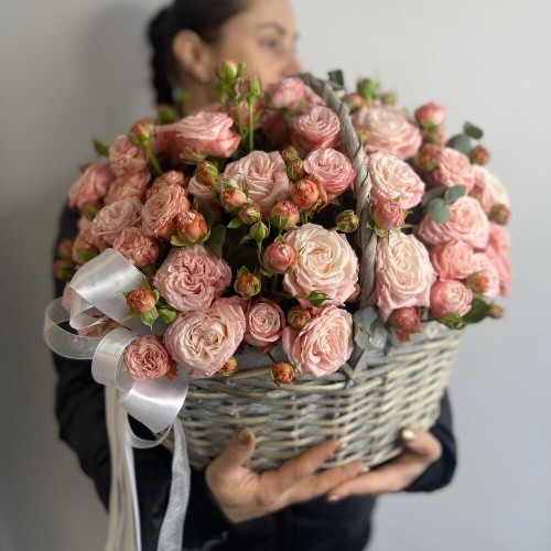 Корзина «XL» c пионовидной розой Мадам бомбастик + подарок от Vivienne Sabo — румяна MACARON